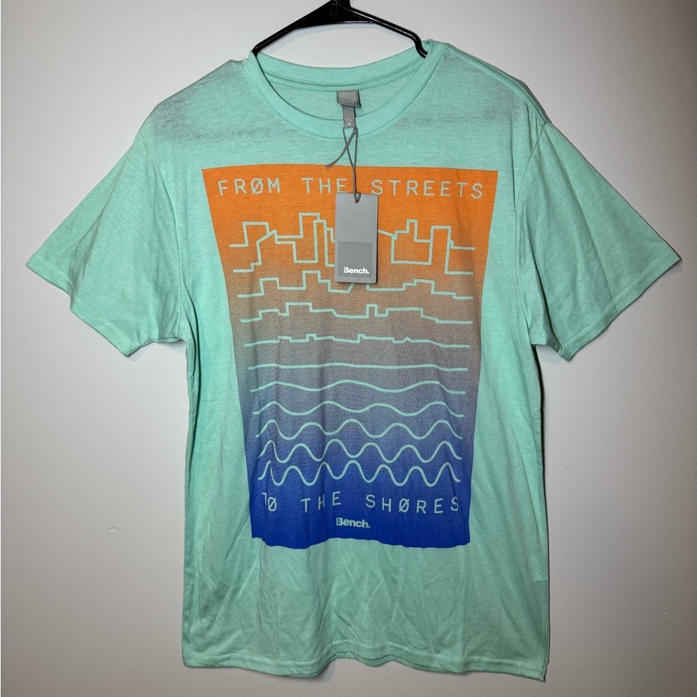 Bench “From the Streets to the Shores” Graphic Size M NWT